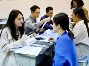 大学生玩游戏充钱怎么教育