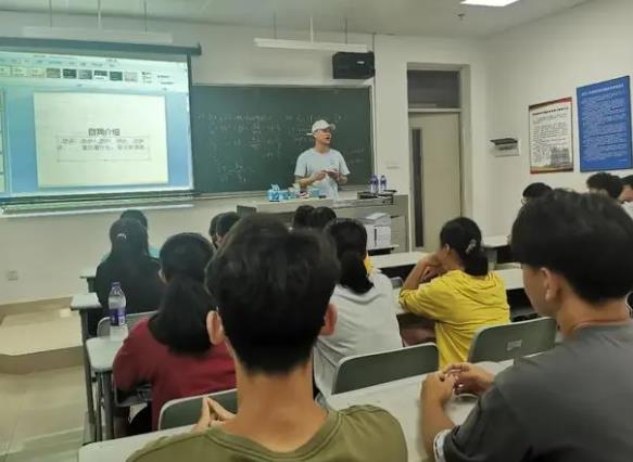 大学生开学自我介绍模版（2023年最新）